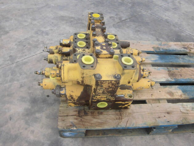 KOMATSU   PC11006  709-14-93401 - DISTRIBUIDOR PRINCIPAL DE 4 CARRETES - Imagen 3