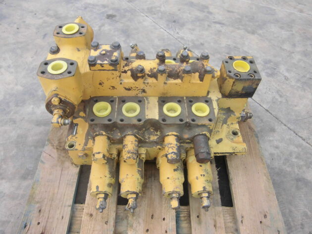 KOMATSU   PC11006  709-14-93401 - DISTRIBUIDOR PRINCIPAL DE 4 CARRETES - Imagen 4
