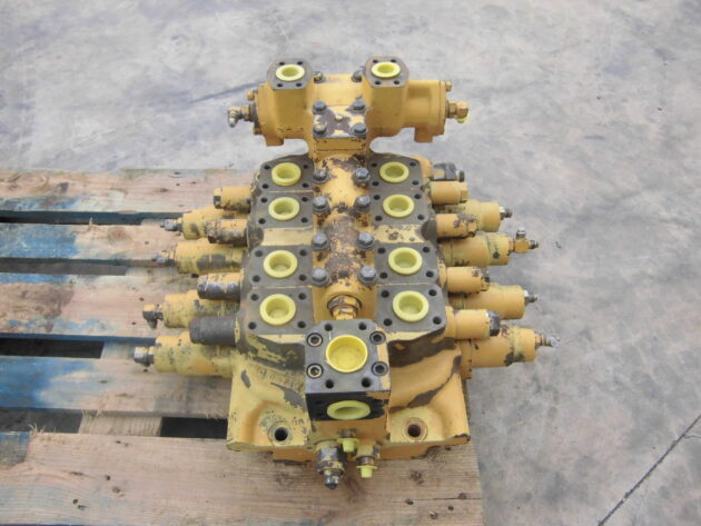 KOMATSU   PC11006  709-14-93401 - DISTRIBUIDOR PRINCIPAL DE 4 CARRETES - Imagen 5