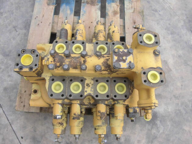 KOMATSU   PC11006  709-14-93401 - DISTRIBUIDOR PRINCIPAL DE 4 CARRETES
