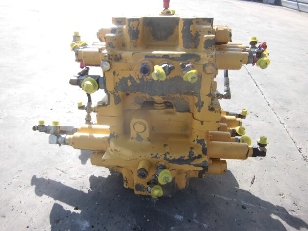 KOMATSU  PC600-7  709-99-14702 - DISTRIBUIDOR DE 4 CARRETES - Imagen 2