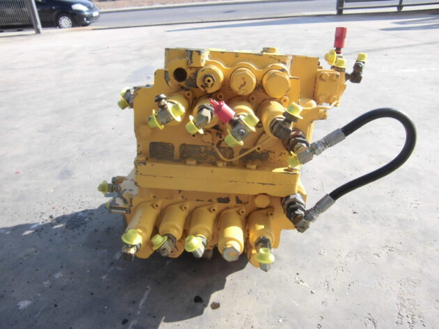 KOMATSU  PC600-7  709-99-14702 - DISTRIBUIDOR DE 4 CARRETES - Imagen 3
