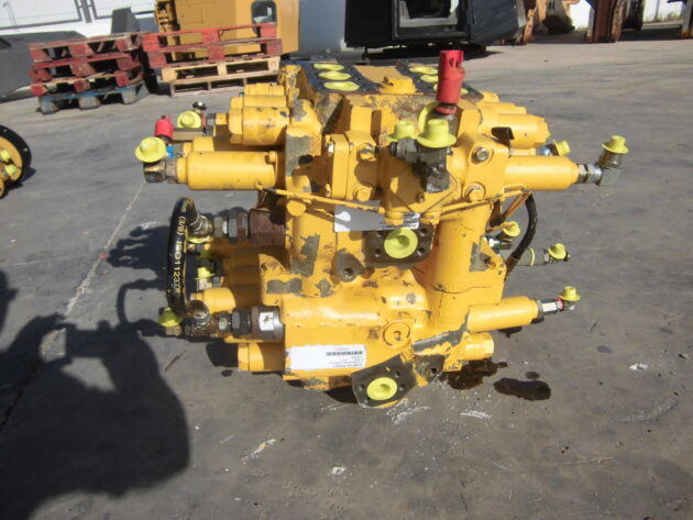 KOMATSU  PC600-7  709-99-14702 - DISTRIBUIDOR DE 4 CARRETES - Imagen 4