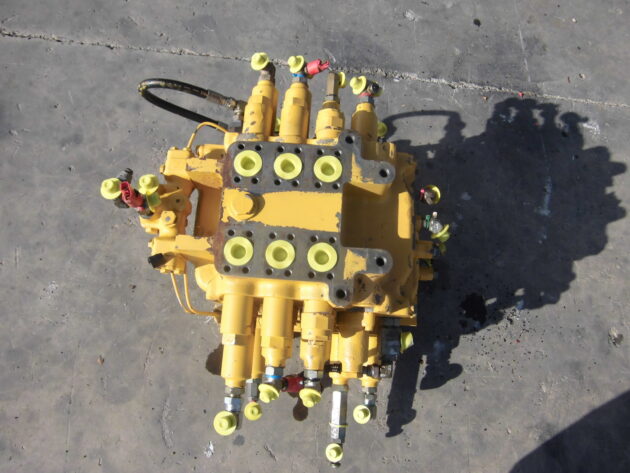 KOMATSU  PC600-7  709-99-14702 - DISTRIBUIDOR DE 4 CARRETES - Imagen 5