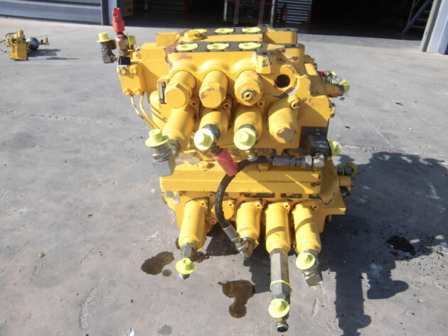KOMATSU  PC600-7  709-99-14702 - DISTRIBUIDOR DE 4 CARRETES