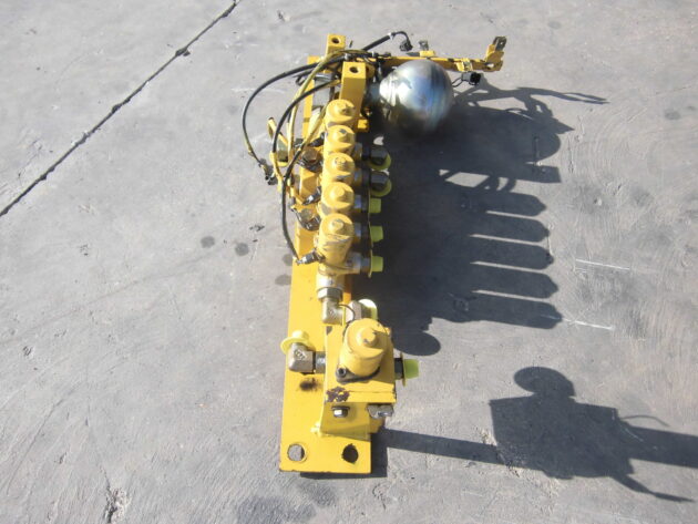 KOMATSU  PC600-7  209-60-77240 / 209-60-77230 - DISTRIBUIDOR ELÉCTRICO - Imagen 2