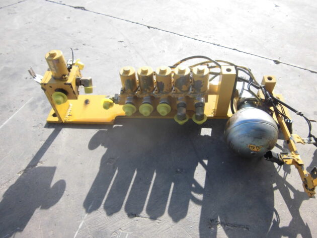 KOMATSU  PC600-7  209-60-77240 / 209-60-77230 - DISTRIBUIDOR ELÉCTRICO - Imagen 3