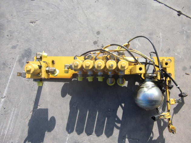 KOMATSU  PC600-7  209-60-77240 / 209-60-77230 - DISTRIBUIDOR ELÉCTRICO - Imagen 4