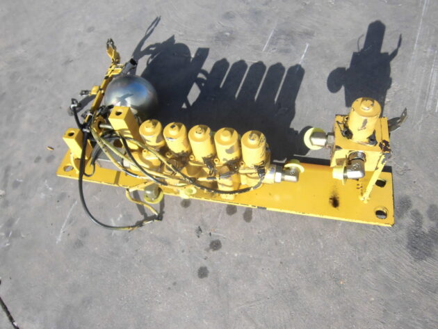 KOMATSU  PC600-7  209-60-77240 / 209-60-77230 - DISTRIBUIDOR ELÉCTRICO