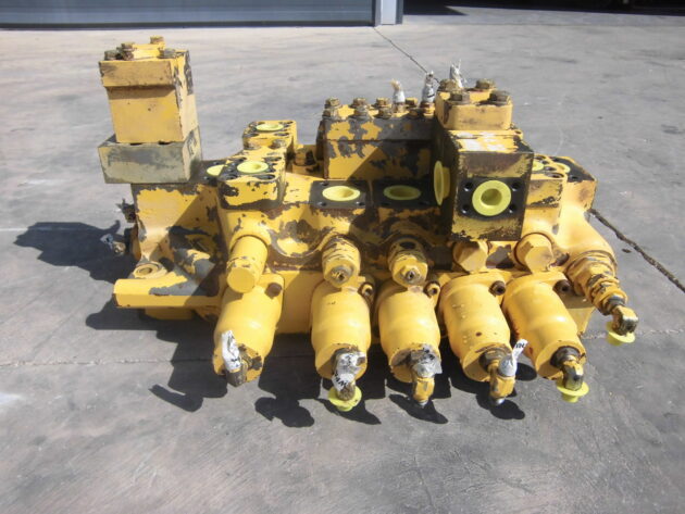 KOMATSU  PC750SE6K - 709-15-93300 - CONTROL VALVE - Image 4