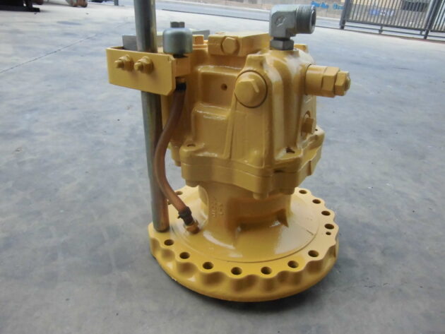 KOMATSU PC600-8 - 706-75-01460 - SWING MOTOR - Image 3