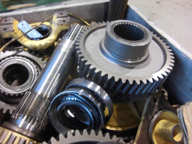 KOMATSU WA420-1 -  - GEAR DROP BOX - Image 4