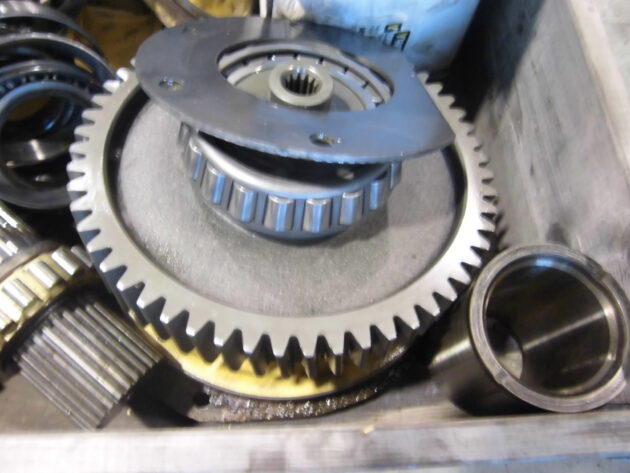 KOMATSU WA420-1 -  - GEAR DROP BOX - Image 5