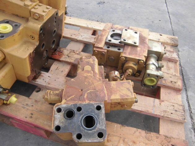 CATERPILLAR   365BLMEII  146-9286 - DISTRIBUIDOR IZQUIERDO - Imagen 8