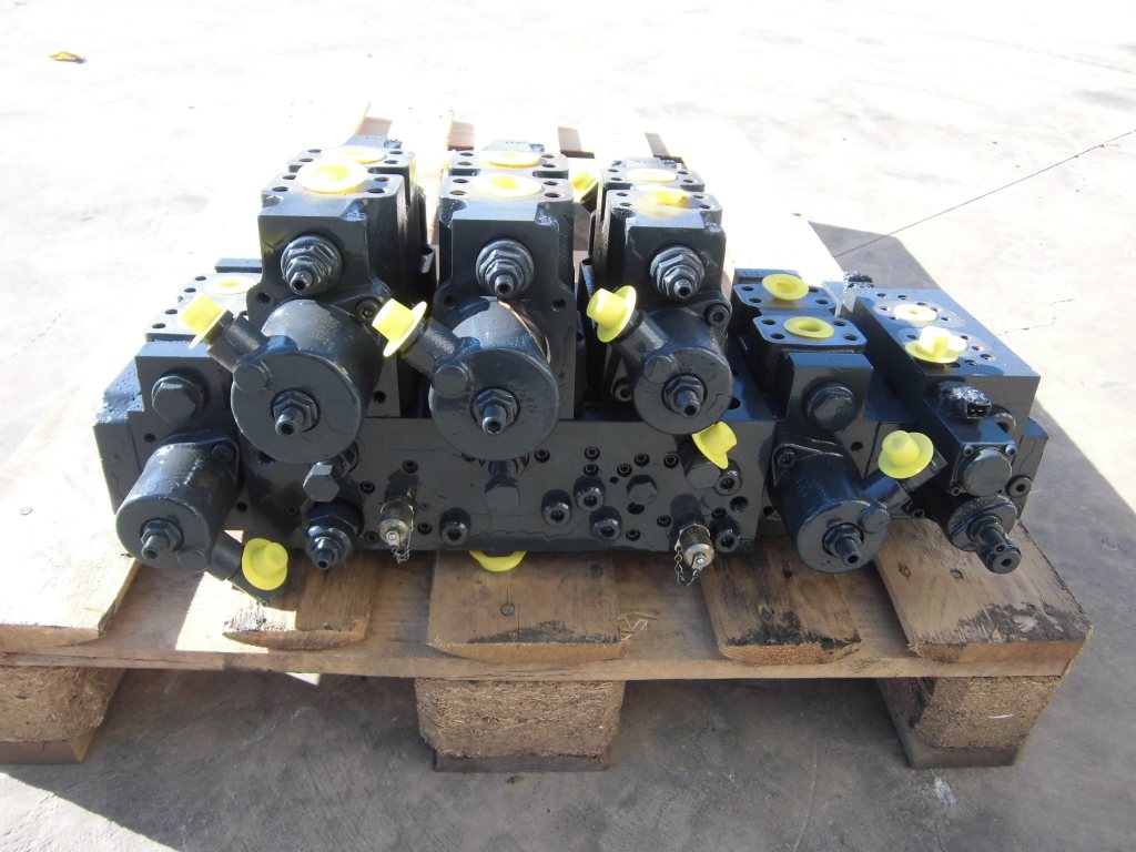 LIEBHERR A924 LITRONIC - 5009209 - MAIN CONTROL VALVE - Image 2
