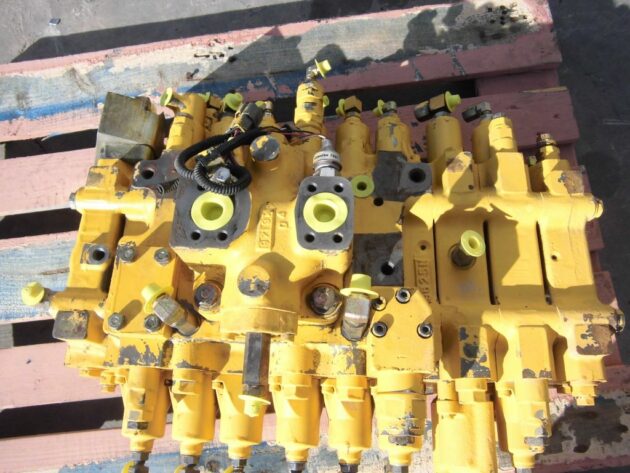 KOMATSU  PC450LC-6K  723-48-17102 - DISTRIBUIDOR PRINCIPAL