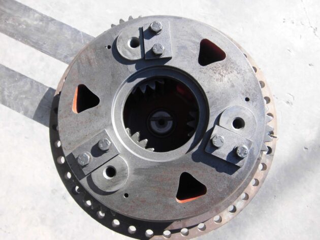 VOLVO  A40  11102679 - TAPA REDUCTORA DEL EJE INTERMEDIARIO - Imagen 4