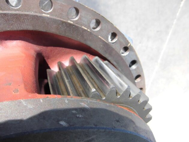VOLVO  A40  11102679 - TAPA REDUCTORA DEL EJE INTERMEDIARIO - Imagen 8