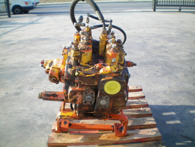 DAEWOO   SOLAR 280LC3  2426-1200B - DISTRIBUIDOR PRINCIPAL - Imagen 2