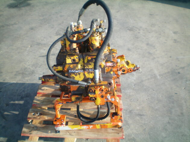 DAEWOO   SOLAR 280LC3  2426-1200B - DISTRIBUIDOR PRINCIPAL - Imagen 4