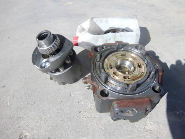 KOMATSU PC240NLC-6K - 708-8F-00072 - TRAVEL MOTOR - Image 2