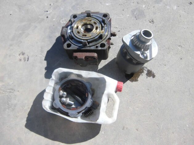 KOMATSU PC240NLC-6K - 708-8F-00072 - TRAVEL MOTOR