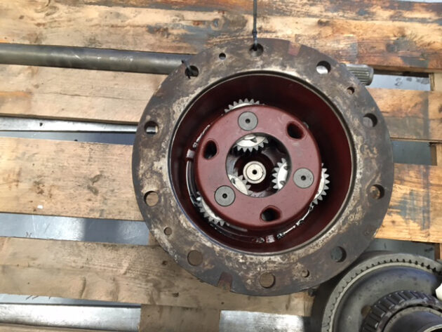 FIAT-HITACHI  ALLIS FR9B  79069058 - TAPA REDUCCIÓN DELANTERA - Imagen 2