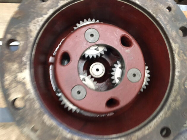 FIAT-HITACHI  ALLIS FR9B  79069058 - TAPA REDUCCIÓN DELANTERA