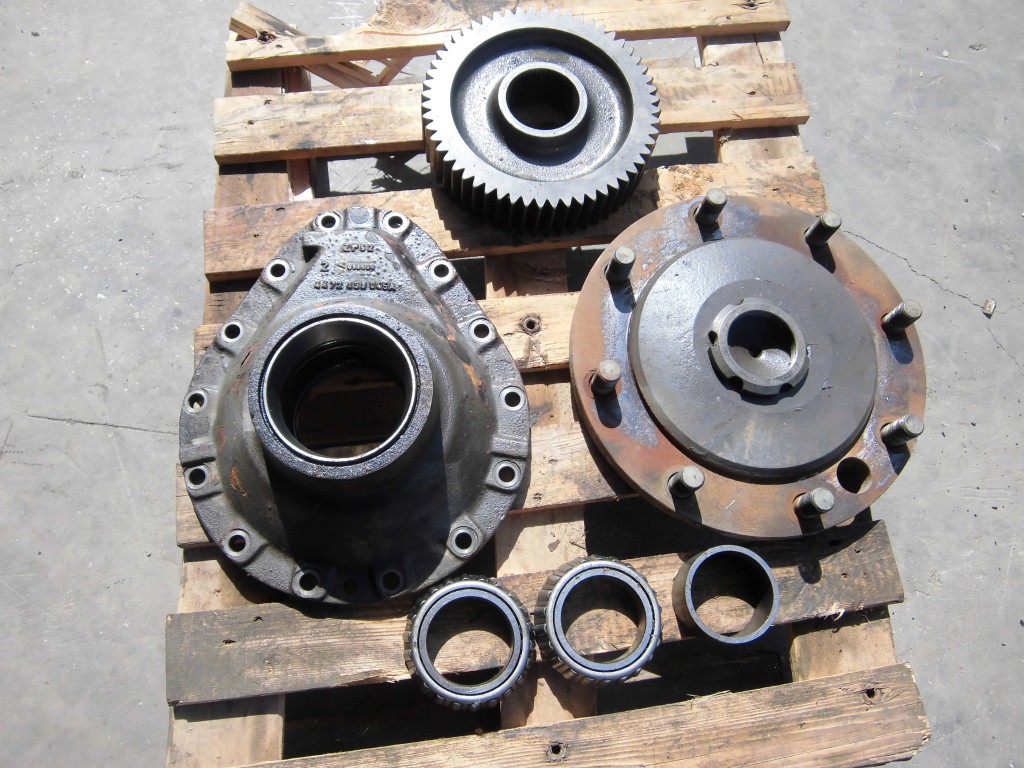 VOLVO L35B ZM2906814 / ZM2906817 - CATALINA Y CARCASA