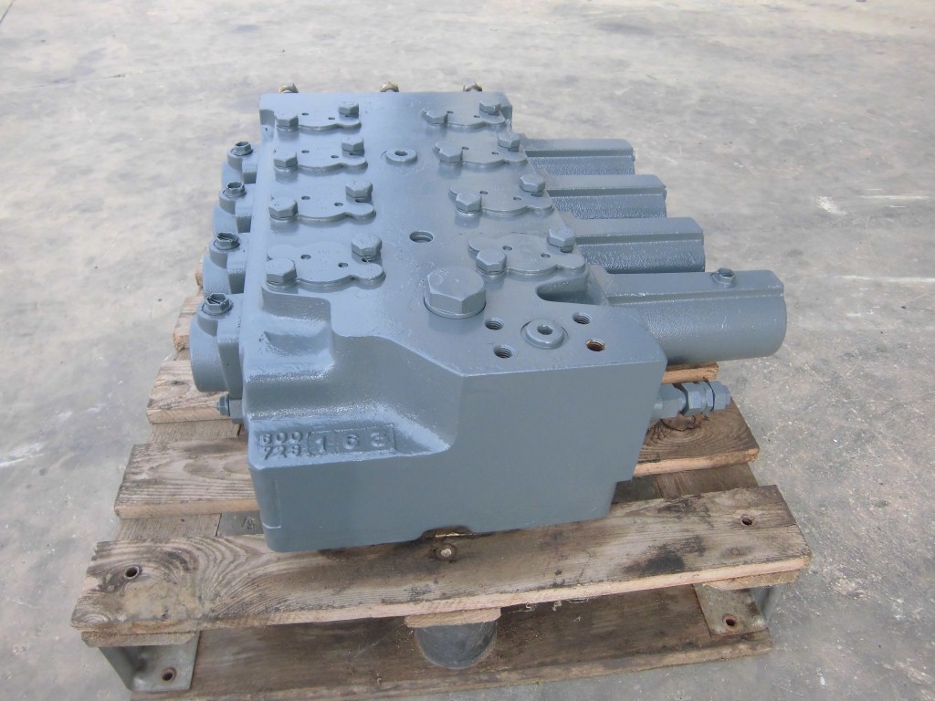 LIEBHERR R974B LITRONIC 5610616 - DISTRIBUIDOR IZQUIERDO DE 4 CARRETES - Imagen 3