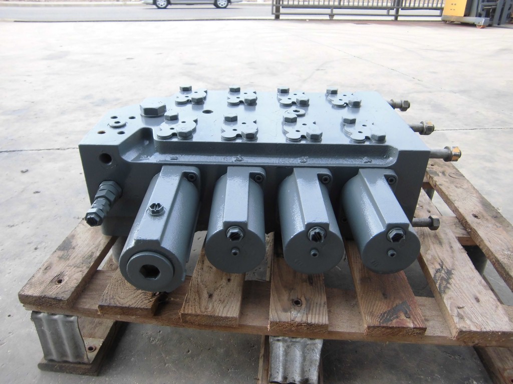 LIEBHERR R974B LITRONIC 5610616 - DISTRIBUIDOR IZQUIERDO DE 4 CARRETES - Imagen 4