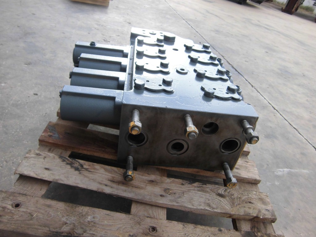 LIEBHERR R974B LITRONIC 5610616 - DISTRIBUIDOR IZQUIERDO DE 4 CARRETES - Imagen 5