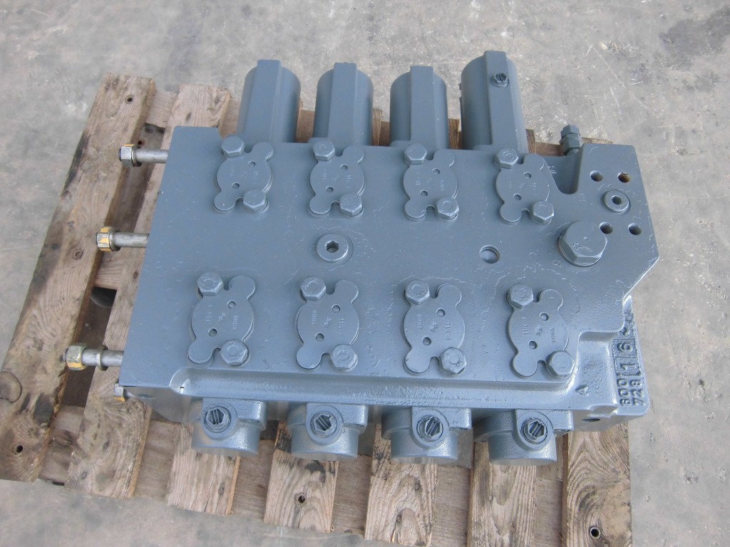 LIEBHERR R974B LITRONIC 5610616 - DISTRIBUIDOR IZQUIERDO DE 4 CARRETES