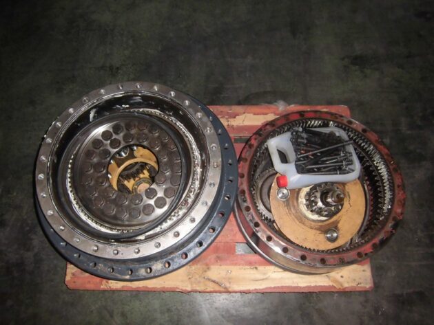KOMATSU PC600-8 -  - FINAL DRIVE - Image 2