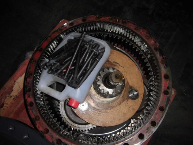 KOMATSU PC600-8 -  - FINAL DRIVE - Image 6