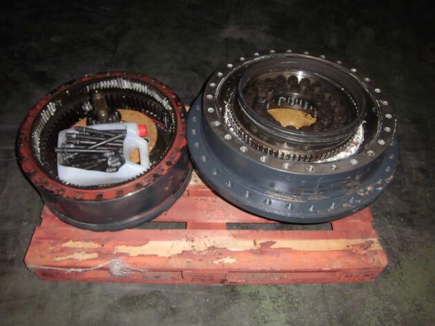 KOMATSU PC600-8 -  - FINAL DRIVE