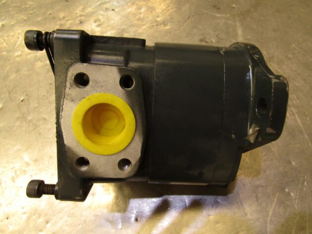 KOMATSU  PC600-8   - BOMBA DE SERVICIOS - Imagen 3