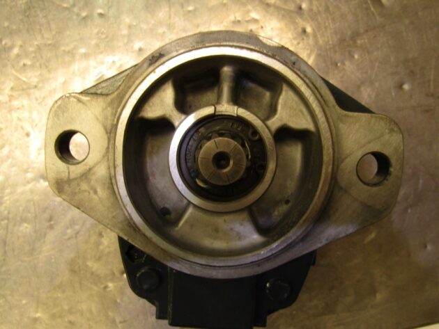 KOMATSU  PC600-8   - BOMBA DE SERVICIOS - Imagen 4