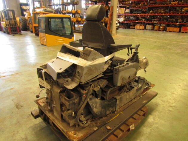 KOMATSU  PC600-7   - INTERIOR DE CABINA - Imagen 4