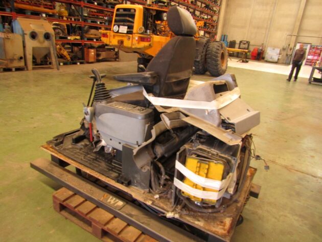 KOMATSU  PC600-7   - INTERIOR DE CABINA - Imagen 6