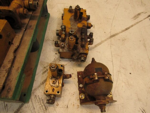 CATERPILLAR  365B-II  140-0736 - TACO DE CONEXIÓN CON ELECTROVÁLVULAS DEL DISTRIBUIDOR - Imagen 2