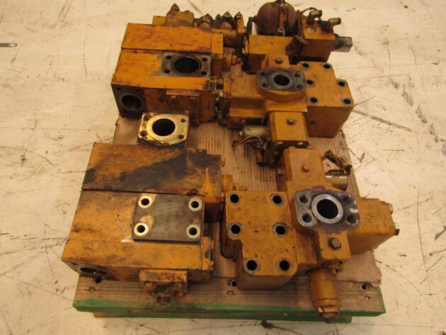 CATERPILLAR  365B-II  140-0736 - TACO DE CONEXIÓN CON ELECTROVÁLVULAS DEL DISTRIBUIDOR - Imagen 3