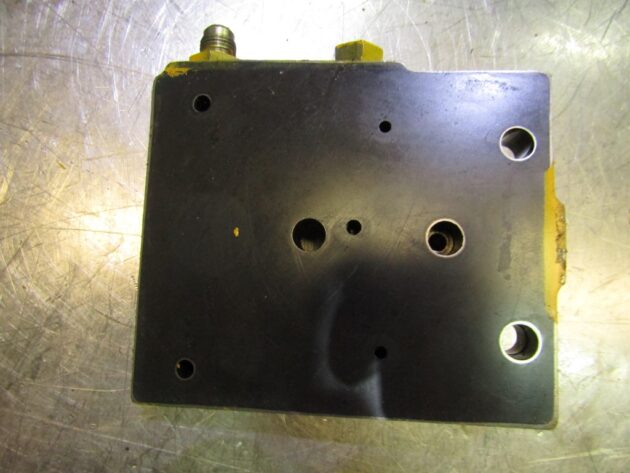 VOLVO  L50C  11701722 (*) - PLACA DE CIERRE DE DISTRIBUIDOR - Imagen 2