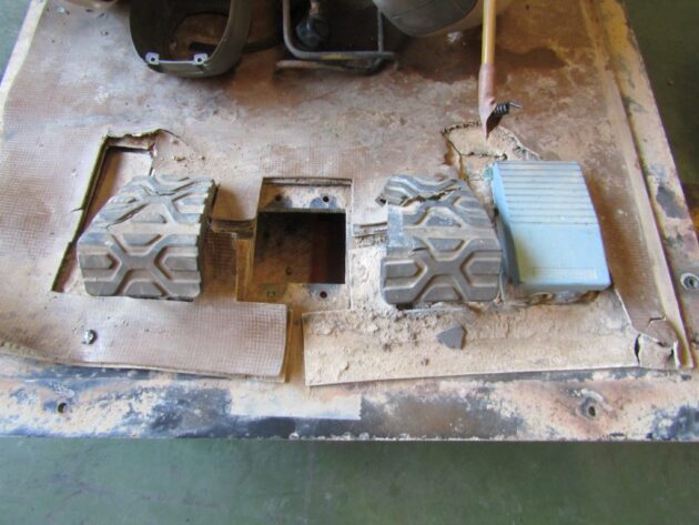 CATERPILLAR  322B   - INTERIOR DE CABINA - Imagen 4