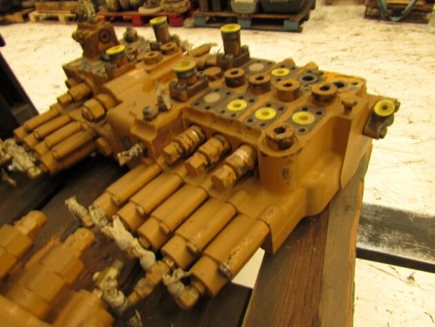 CATERPILLAR   322BLN  116-3472 - DISTRIBUIDOR PRINCIPAL - Imagen 3