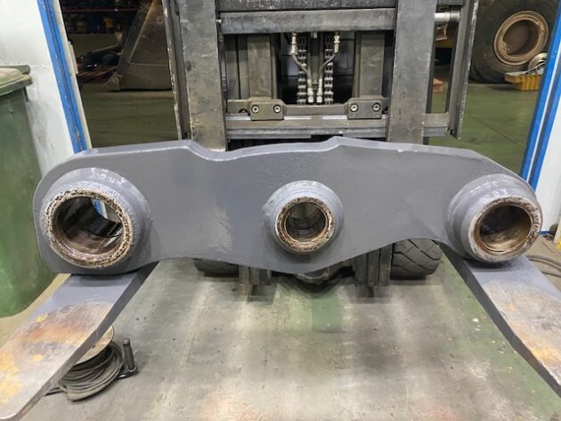 VOLVO  L110E  11177095 - BIELA DE EMPUJE CUCHARA - Imagen 2