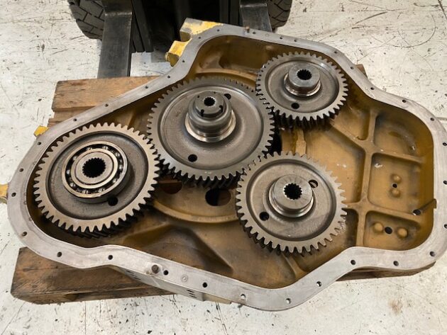 KOMATSU   PC11006  21N-38-00031 - CAJA DE BOMBAS - Imagen 6