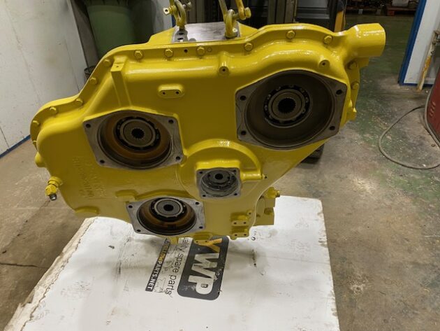KOMATSU   PC11006  21N-38-00031 - CAJA DE BOMBAS