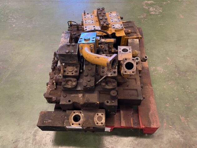 CATERPILLAR  350L - 121-8854 - MAIN DISTRIBUTOR VALVE - Image 2