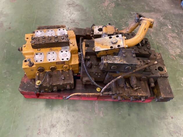 CATERPILLAR  350L - 121-8854 - MAIN DISTRIBUTOR VALVE - Image 3